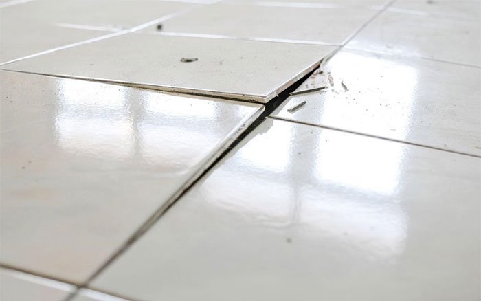 gạch bị bong tróc, nứt nẻ