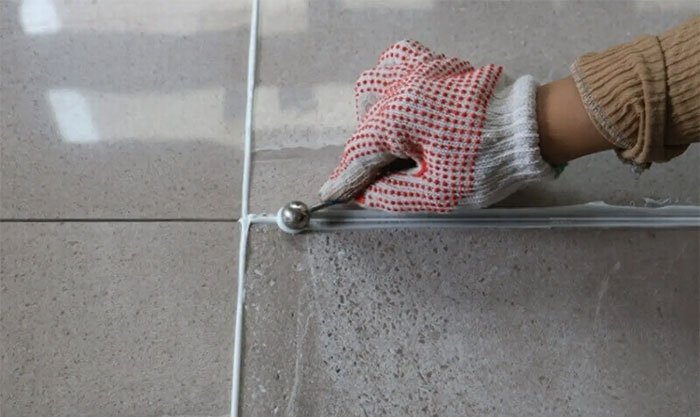 thực hiện miết ron sau khi đã bắn keo chà ron