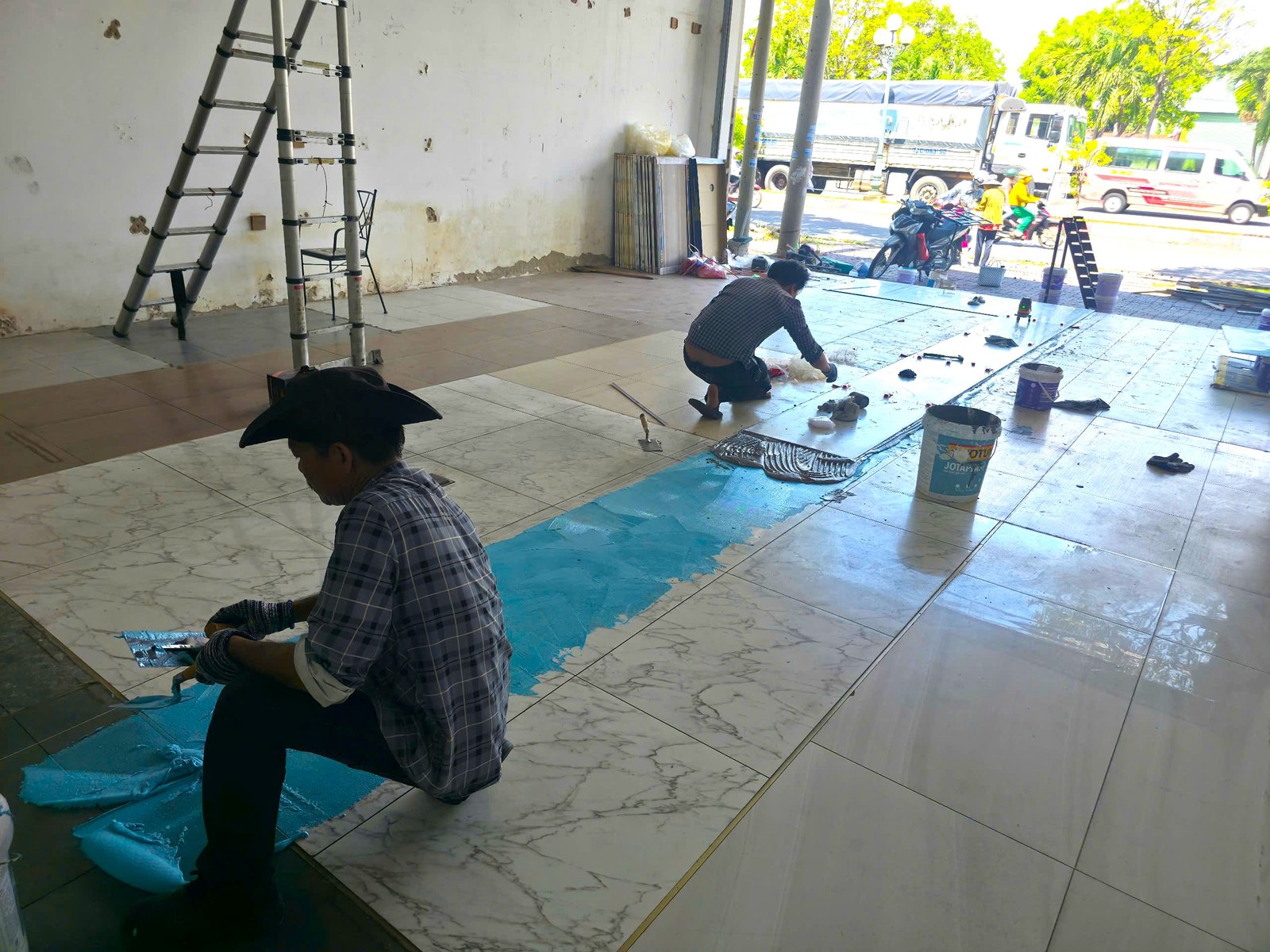 Lát gạch chồng gạch với keo dán gạch cao cấp Demex R600